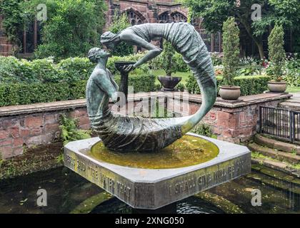 „Das Wasser des Lebens“ die wunderschöne Skulptur in Chester Cathedral Cloister garth. Stockfoto