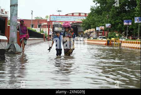 Lucknow, Indien. 31. Juli 2024. LUCKNOW, INDIEN - JULI 31: Wasserabfälle vor dem Bahnhof Charbagh nach starken Regenfällen am 31. Juli 2024 in Lucknow, Indien. (Foto: Deepak Gupta/Hindustan Times/SIPA USA) Credit: SIPA USA/Alamy Live News Stockfoto