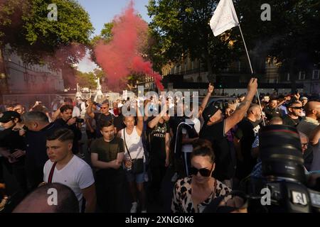 Menschen, die an dem Protest "genug ist genug" in Whitehall, London, teilnehmen, nachdem drei Kinder am Montag in einem Taylor Swift-Freizeitclub in Southport tödlich erstochen wurden. Bilddatum: Mittwoch, 31. Juli 2024. Stockfoto