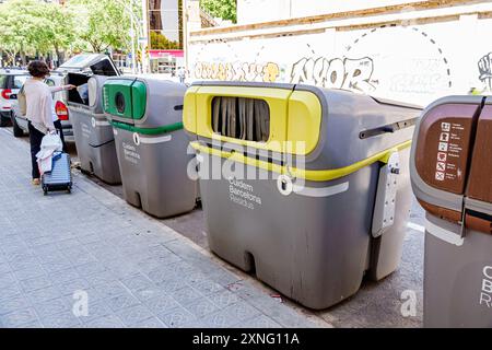 Barcelona Spanien, Katalonien Catalunya, Carrer d'Entenca L'Eixample, Mülltonnen recyceln, farbcodiert, Residenzfrau, die deponiert, spanischer Hispa Stockfoto