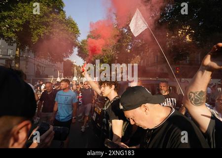 Menschen, die an dem Protest "genug ist genug" in Whitehall, London, teilnehmen, nachdem drei Kinder am Montag in einem Taylor Swift-Freizeitclub in Southport tödlich erstochen wurden. Bilddatum: Mittwoch, 31. Juli 2024. Stockfoto