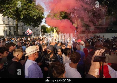 Menschen, die an dem Protest "genug ist genug" in Whitehall, London, teilnehmen, nachdem drei Kinder am Montag in einem Taylor Swift-Freizeitclub in Southport tödlich erstochen wurden. Bilddatum: Mittwoch, 31. Juli 2024. Stockfoto