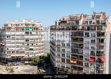 Barcelona Spanien, Katalonien Catalunya, Carrer de Tarragona Eixample, hohe Wohnhäuser Balkone, Spanisch-hispanische Europa Europa Europa Stockfoto