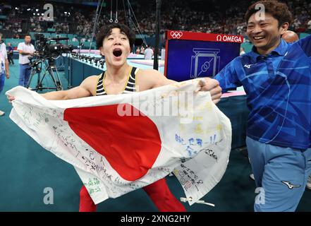 Paris, Frankreich. 31. Juli 2024. Oka Shinnosuke aus Japan feiert nach dem All-Around-Finale der Kunstturnen bei den Olympischen Spielen 2024 in Paris, Frankreich, 31. Juli 2024. Quelle: Cao Can/Xinhua/Alamy Live News Stockfoto