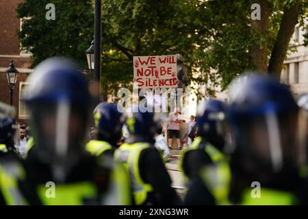 Menschen, die an dem Protest "genug ist genug" in Whitehall, London, teilnehmen, nachdem drei Kinder am Montag in einem Taylor Swift-Freizeitclub in Southport tödlich erstochen wurden. Bilddatum: Mittwoch, 31. Juli 2024. Stockfoto