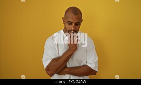 Schöner junger afroamerikaner posiert auf isoliertem gelbem Hintergrund Stockfoto