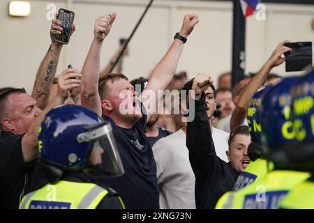Menschen, die an dem Protest "genug ist genug" in Whitehall, London, teilnehmen, nachdem drei Kinder am Montag in einem Taylor Swift-Freizeitclub in Southport tödlich erstochen wurden. Bilddatum: Mittwoch, 31. Juli 2024. Stockfoto
