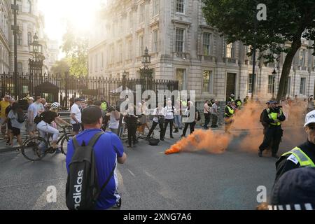 Menschen, die an dem Protest "genug ist genug" in Westminster, London, teilnehmen, nachdem drei Kinder am Montag in einem Taylor Swift-Ferienclub erstochen wurden. Bilddatum: Mittwoch, 31. Juli 2024. Stockfoto