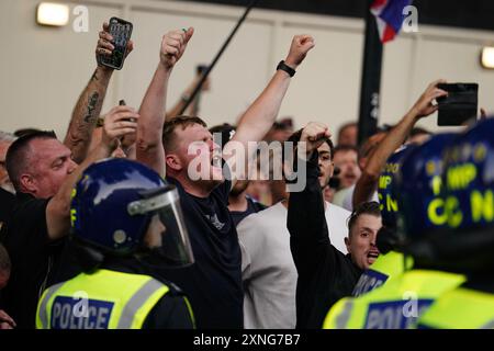Menschen, die an dem Protest "genug ist genug" in Westminster, London, teilnehmen, nachdem drei Kinder am Montag in einem Taylor Swift-Ferienclub erstochen wurden. Bilddatum: Mittwoch, 31. Juli 2024. Stockfoto