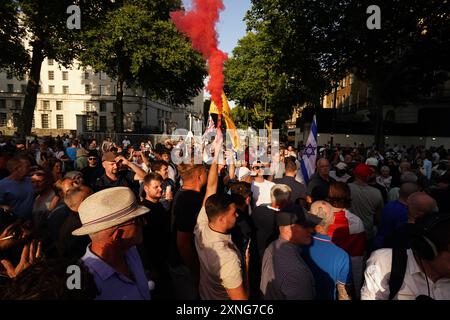 Menschen, die an dem Protest "genug ist genug" in Westminster, London, teilnehmen, nachdem drei Kinder am Montag in einem Taylor Swift-Ferienclub erstochen wurden. Bilddatum: Mittwoch, 31. Juli 2024. Stockfoto
