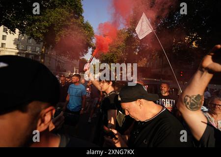 Menschen, die an dem Protest "genug ist genug" in Westminster, London, teilnehmen, nachdem drei Kinder am Montag in einem Taylor Swift-Ferienclub erstochen wurden. Bilddatum: Mittwoch, 31. Juli 2024. Stockfoto
