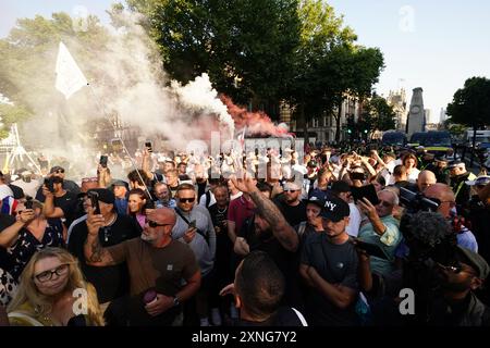 Menschen, die an dem Protest "genug ist genug" in Westminster, London, teilnehmen, nachdem drei Kinder am Montag in einem Taylor Swift-Ferienclub erstochen wurden. Bilddatum: Mittwoch, 31. Juli 2024. Stockfoto