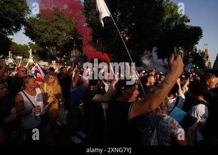 Menschen, die an dem Protest "genug ist genug" in Westminster, London, teilnehmen, nachdem drei Kinder am Montag in einem Taylor Swift-Ferienclub erstochen wurden. Bilddatum: Mittwoch, 31. Juli 2024. Stockfoto