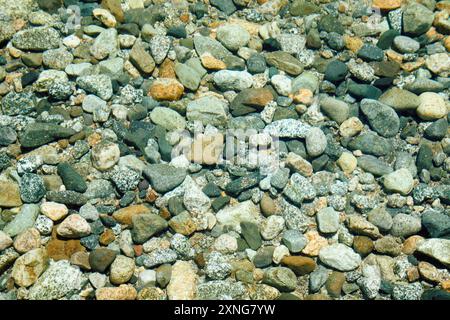Hintergrund mit großen und kleinen Granitsteinen. Verschiedene Farben Stockfoto