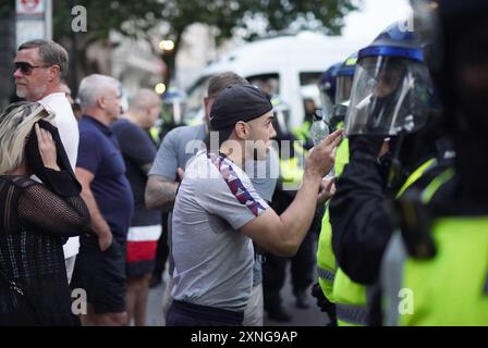 Menschen, die an dem Protest "genug ist genug" in Whitehall, London, teilnehmen, nachdem drei Kinder am Montag in einem Taylor Swift-Freizeitclub in Southport tödlich erstochen wurden. Bilddatum: Mittwoch, 31. Juli 2024. Stockfoto