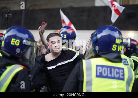 Menschen, die an dem Protest "genug ist genug" in Whitehall, London, teilnehmen, nachdem drei Kinder am Montag in einem Taylor Swift-Freizeitclub in Southport tödlich erstochen wurden. Bilddatum: Mittwoch, 31. Juli 2024. Stockfoto