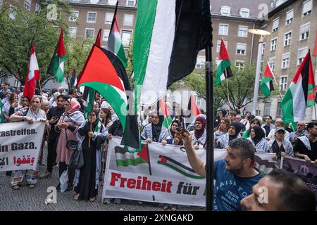 Berlin, Deutschland. 31. Juli 2024. Menschen marschieren mit Fahnen bei einer pro-palästinensischen Demonstration im Rathaus Tiergarten. Eine spontane Demonstration für Palästina findet in Berlin statt. Quelle: dpa/Alamy Live News Stockfoto