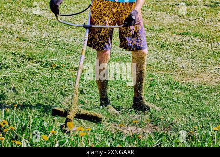 Der Bodenspitzer schützte die Haut der Beine nicht, wenn er mit Unkrautfressern arbeitete. Stockfoto