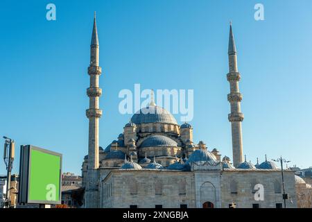 Blick auf die neue Moschee in Istanbul, Türkei. Stockfoto