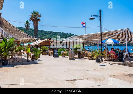 INSEL LOPUD, KROATIEN - 28. JUNI 2024: Urlauber genießen Sommerurlaub auf Lopud, einer der Elaphiti-Inseln in der Adria Stockfoto