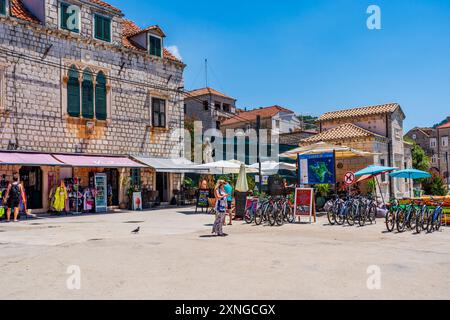 INSEL LOPUD, KROATIEN - 28. JUNI 2024: Urlauber genießen Sommerurlaub auf Lopud, einer der Elaphiti-Inseln in der Adria Stockfoto