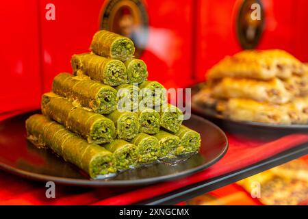 Traditionelle türkische, arabische Süßigkeiten, Baklava-Sortiment mit Pistazien. Stockfoto