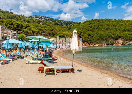 LOPUD, KROATIEN - 28. JUNI 2024: Urlauber genießen Sommerurlaub, kristallklares Wasser und Sandstrand von Sunj auf Lopud, einer der Elaphiti-Inseln Stockfoto