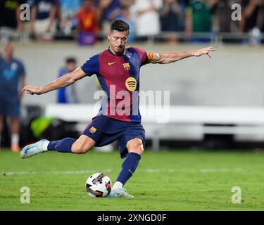 Orlando, Florida, USA. 30. Juli 2024. Der FC Barcelona-Stürmer ROBERT LEWANDOWSKI (9) nimmt während eines Fußballspiels vor der Saison einen Elfmeterschießen zwischen dem FC Barcelona und Manchester City. Das Spiel endete mit 2-2 Unentschieden und Barcelona gewann im Elfmeterschießen (4:1). (Kreditbild: © Scott Coleman/ZUMA Press Wire) NUR REDAKTIONELLE VERWENDUNG! Nicht für kommerzielle ZWECKE! Stockfoto