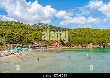 LOPUD, KROATIEN - 28. JUNI 2024: Urlauber genießen Sommerurlaub, kristallklares Wasser und Sandstrand von Sunj auf Lopud, einer der Elaphiti-Inseln Stockfoto