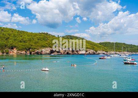 LOPUD, KROATIEN - 28. JUNI 2024: Urlauber genießen Sommerurlaub, kristallklares Wasser und Sandstrand von Sunj auf Lopud, einer der Elaphiti-Inseln Stockfoto