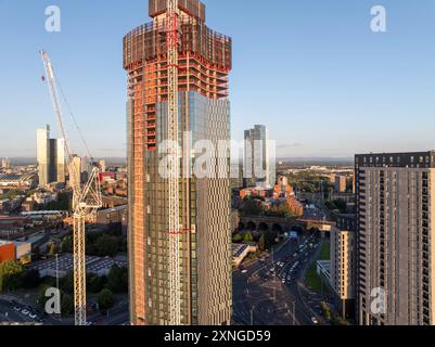 Luftbild der Wolkenkratzer der Trinity Islands in Manchester UK und der Skyline von Manchester im Hintergrund Stockfoto