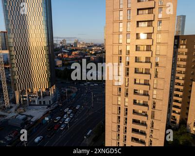 Luftbild der Wolkenkratzer der Trinity Islands in Manchester UK und der Skyline von Manchester im Hintergrund Stockfoto