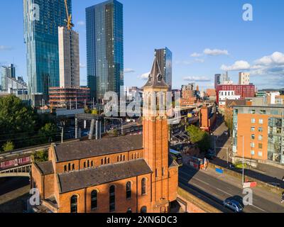Luftbild über Castlefield Manchester mit der Station Deansgate und der Skyline der Stadt. Stockfoto