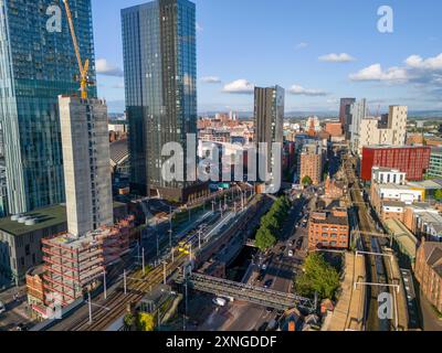Luftbild über Castlefield Manchester mit der Station Deansgate und der Skyline der Stadt. Stockfoto