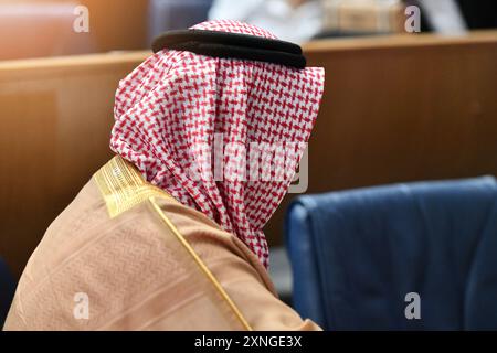 Geschäftsleute aus dem Nahen Osten in traditioneller Kleidung auf einer großen Weltkonferenz. Moderne Geschäftswelt und Konzept für Geldinvestitionen Stockfoto