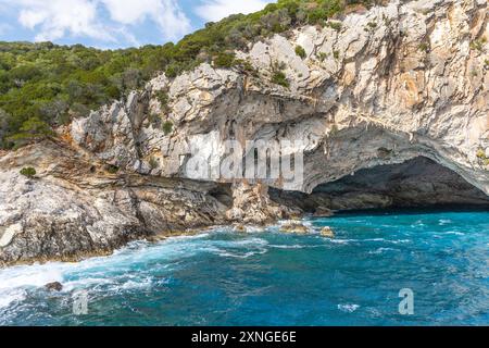 Erkunden Sie die Meganisi Papanikolis Meereshöhle auf der Insel Lefkada Griechenland, in der Nähe von Nydri auf einer Bootstour, blauem Himmel und Wellen Stockfoto