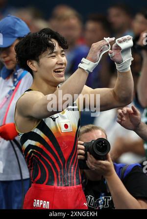 PARIS, FRANKREICH - JULI 31: Shinnosuke Oka von Japan feiert während der Kunstturnen der Männer das individuelle Allround-Finale am fünften Tag der Olympischen Spiele Paris 2024 in der Bercy Arena am 31. Juli 2024 in Paris, Frankreich. © diebilderwelt / Alamy Live News Stockfoto