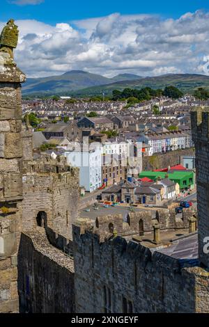 Die Ufer von Afon Seiont und die Altstadt von den Mauern der Caernarfon Burg Stockfoto