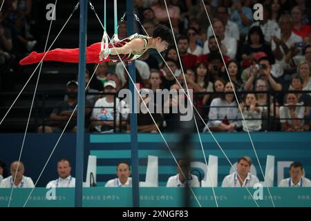 PARIS, FRANKREICH - JULI 31: Shinnosuke Oka von Japan cpmpet auf den Ringen während der künstlerischen Turnen der Männer Einzelfinale am fünften Tag der Olympischen Spiele Paris 2024 in der Bercy Arena am 31. Juli 2024 in Paris, Frankreich. © diebilderwelt / Alamy Live News Stockfoto