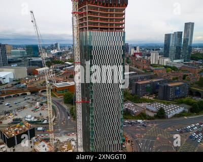 Luftbild der Wolkenkratzer der Trinity Islands in Manchester UK und der Skyline von Manchester im Hintergrund Stockfoto