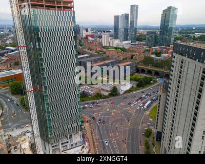 Luftbild der Wolkenkratzer der Trinity Islands in Manchester UK und der Skyline von Manchester im Hintergrund Stockfoto