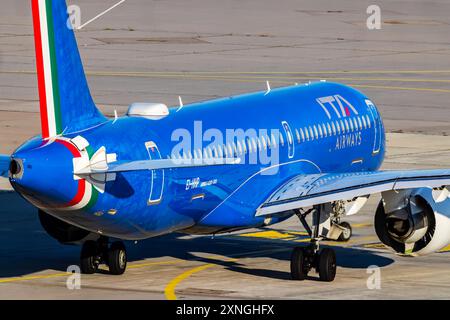 Ein Flugzeug beim Start am Flughafen Stuttgart. REGISTRIERUNG: EI-HHP, ITA AIRWAYS, AIRBUS A220-300 BD-500-1A11. // 29.07.2024: Stuttgart, Baden-Württemberg, Deutschland, *** ein am Flughafen Stuttgart startendes Flugzeug Registrierung EI HHP, ITA AIRWAYS, AIRBUS A220 300 BD 500 1A11 29 07 2024 Stuttgart, Baden Württemberg, Deutschland, Stockfoto