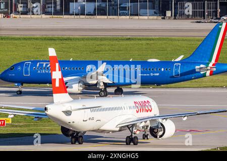 Ein Flugzeug beim Start am Flughafen Stuttgart. REGISTRIERUNG: HB-JCG, SCHWEIZ, BOMBARDIER CSERIES CS300 BD-500-1A11. // 29.07.2024: Stuttgart, Baden-Württemberg, Deutschland, *** ein am Flughafen Stuttgart startendes Flugzeug Registrierung HB JCG, SWISS, BOMBARDIER CSERIES CS300 BD 500 1A11 29 07 2024 Stuttgart, Baden Württemberg, Deutschland, Stockfoto