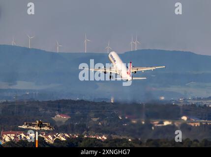 Ein Flugzeug beim Start am Flughafen Stuttgart. REGISTRIERUNG: TC-JMJ, TÜRKISCHE FLUGGESELLSCHAFTEN, AIRBUS A321-231. Im Hintergrund die Schwäbische Alb mit Windrädern.// 29.07.2024: Stuttgart, Baden-Württemberg, Deutschland, *** ein am Flughafen Stuttgart startendes Flugzeug Registrierung TC JMJ, TURKISH AIRLINES, AIRBUS A321 231 im Hintergrund die Schwäbische Alb mit Windrädern 29 07 2024 Stuttgart, Baden Württemberg, Deutschland, Stockfoto