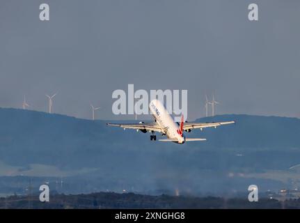 Ein Flugzeug beim Start am Flughafen Stuttgart. REGISTRIERUNG: TC-JMJ, TÜRKISCHE FLUGGESELLSCHAFTEN, AIRBUS A321-231. Im Hintergrund die Schwäbische Alb mit Windrädern.// 29.07.2024: Stuttgart, Baden-Württemberg, Deutschland, *** ein am Flughafen Stuttgart startendes Flugzeug Registrierung TC JMJ, TURKISH AIRLINES, AIRBUS A321 231 im Hintergrund die Schwäbische Alb mit Windrädern 29 07 2024 Stuttgart, Baden Württemberg, Deutschland, Stockfoto