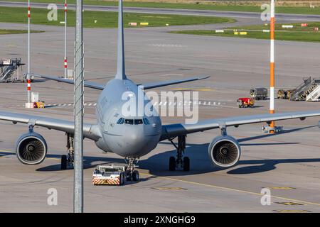 Militärflugzeug auf dem Weg zum Start am Flughafen Stuttgart. REGISTRIERUNG: ZZ337, ROYAL AIR FORCE, AIRBUS VOYAGER KC2 A330-243MRTT. // 29.07.2024: Stuttgart, Baden-Württemberg, Deutschland, *** Militärflugzeug auf dem Weg zum Start am Flughafen Stuttgart Registrierung ZZ337, ROYAL AIR FORCE, AIRBUS VOYAGER KC2 A330 243MRTT 29 07 2024 Stuttgart, Baden Württemberg, Deutschland, Stockfoto