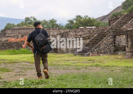 Archäologische Zone von Teotihuacan, der Stadt mit den größten Pyramiden in Mesoamerika im Bundesstaat Mexiko. Sonnenpyramide in San Juan Teotihuacan Mexiko und Mondpyramide in San Martin de las Pirámides Mexiko, ... (Foto: Ronald Guadalupe Gutierrez/ Norte Photo) Luis Gutierrez Fotograf von Norte Photo Walk Zona Arqueológica de Teotihuacán, la ciudad con las Pirámides más grandes de Mesoamérica en Estado de México. Pirámide del Sol en San Juan Teotihuacán Mexico y Pirámide de la Luna en San Martín de las Pirámides Mexico, la Serpiente Emplumada o Quetzalcóatl y Palacio de Stockfoto