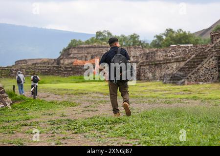 Archäologische Zone von Teotihuacan, der Stadt mit den größten Pyramiden in Mesoamerika im Bundesstaat Mexiko. Sonnenpyramide in San Juan Teotihuacan Mexiko und Mondpyramide in San Martin de las Pirámides Mexiko, ... (Foto: Ronald Guadalupe Gutierrez/ Norte Photo) Luis Gutierrez Fotograf von Norte Photo Walk Zona Arqueológica de Teotihuacán, la ciudad con las Pirámides más grandes de Mesoamérica en Estado de México. Pirámide del Sol en San Juan Teotihuacán Mexico y Pirámide de la Luna en San Martín de las Pirámides Mexico, la Serpiente Emplumada o Quetzalcóatl y Palacio de Stockfoto