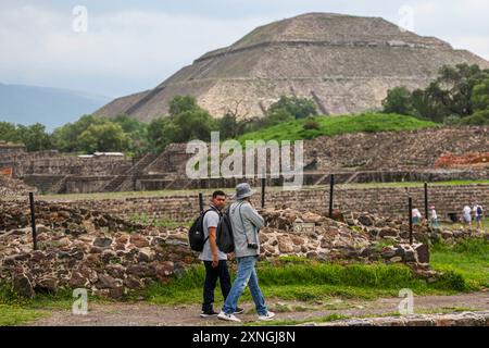 Archäologische Zone von Teotihuacan, der Stadt mit den größten Pyramiden in Mesoamerika im Bundesstaat Mexiko. Pyramide der Sonne in San Juan Teotihuacan Mexiko und Pyramide des Mondes ... (Foto von Ronald Guadalupe Gutierrez/Norte Photo) Ronald Gutierrez und Francisco Morales oder FAMM PHOTO Zona Arqueológica de Pirámides más, la ciudad con las Teotihuacán grandes de Mesoamérica en Estado de México. Pirámide del Sol en San Juan Teotihuacán Mexico y Pirámide de la Luna en San Martín de las Pirámides Mexico, la Serpiente Emplumada o Quetzalcóatl y Palacio de Quetzalpapálotl. Basamento piramida Stockfoto