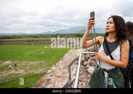 Archäologische Zone von Teotihuacan, der Stadt mit den größten Pyramiden in Mesoamerika im Bundesstaat Mexiko. Pyramide der Sonne in San Juan Teotihuacan Mexiko und Touristen machen ein Selfie-Foto mit Handy, turistasa toman una fotografia Selfie con celular (Foto von Luis Gutierrez/Norte Photo) Zona Arqueológica de Teotihuacán, la ciudad con las Pirámides más grandes de Mesoamérica en Estado de México. Pirámide del Sol en San Juan Teotihuacán Mexico y Pirámide de la Luna en San Martín de las Pirámides Mexico, la Serpiente Emplumada o Quetzalcóatl y Palacio de Quetzalpapálotl. Basamento Stockfoto